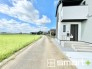 ～閑静な住宅街の立地～
・周辺は閑静な住宅街となっておりますので、静かな暮らしをご実現いただけます。
・前面道路の交通量も多くないので、小さなお子様がいるご家庭でもご安心ですね。
(１号棟)