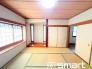 ～「和みの部屋」和室をご用意～
・ゴロンと寝転がったり、お子様のいるご家庭ではお子様を寝かしつけたり、などご活用いただける和室をご用意。
・やはり畳の香りは心が落ち着きますね。
