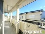 ～洗濯物も干しやすいバルコニー～
・陽当たり良好のバルコニーは2部屋から出入りができて毎日のお洗濯も快適。
・物干し竿受けが標準装備されているのですぐにお使いいただけます。
