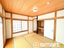 ～２面採光の明るいお部屋～
・和室は２面採光とする事で穏やかな陽の入る明るい空間となっております。
・くつろぎのプライベート時間を明るい空間で穏やかにお過ごしいただけます。
