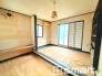 ～使い勝手の良い「和洋室」～
・畳敷きに建具は洋風、というハイブリッド型の「和洋室」。和室と洋室の良い所を組み合わせたお部屋です。
・やはり畳の香りは心が落ち着きますね。
