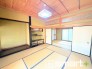 ～「和みの部屋」和室をご用意～
・ゴロンと寝転がったり、お子様のいるご家庭ではお子様を寝かしつけたり、などご活用いただける和室をご用意。
・やはり畳の香りは心が落ち着きますね。
