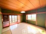～２面採光の明るいお部屋～
・和室は２面採光とする事で穏やかな陽の入る明るい空間となっております。
・くつろぎのプライベート時間を明るい空間で穏やかにお過ごしいただけます。
