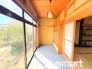 お庭の緑を間近に感じられる広々とした縁側は、心地よい風が通り抜ける穏やかなプライベート空間です
