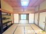 伝統美が息づく和室は、繊細な意匠を凝らした天井や美しい木目が織りなす落ち着いた雰囲気に包まれ、続き間ならではの広がりと穏やかな時間が流れる心地よい空間です。
