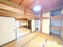 伝統的な意匠が息づく和室は、木の温もりと畳の心地よい香りに包まれて心身が安らぐ趣深い空間です
