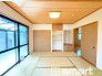 ～使い勝手の良い「和洋室」～
・畳敷きに建具は洋風、というハイブリッド型の「和洋室」。和室と洋室の良い所を組み合わせたお部屋です。
・やはり畳の香りは心が落ち着きますね。
