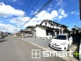 ～閑静な住宅街の立地～
・周辺は閑静な住宅街となっておりますので、静かな暮らしをご実現いただけます。
・前面道路の交通量も多くないので、小さなお子様がいるご家庭でもご安心ですね。
