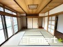 ～「和みの部屋」和室をご用意～
・ゴロンと寝転がったり、お子様のいるご家庭ではお子様を寝かしつけたり、などご活用いただける和室をご用意。
・やはり畳の香りは心が落ち着きますね。
