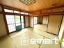 ～収納豊富な和室～
・各居室に備え付けの収納をご用意。タンスなどを置く場合と比べ出っ張らないので部屋の中を有効のご活用いただけます。
・収納の広さなどぜひ現地でご確認くださいませ。

