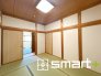 ～「和みの部屋」和室をご用意～
・ゴロンと寝転がったり、お子様のいるご家庭ではお子様を寝かしつけたり、などご活用いただける和室をご用意。
・やはり畳の香りは心が落ち着きますね。
