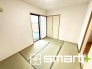 ～使い勝手の良い「和洋室」～
・畳敷きに建具は洋風、というハイブリッド型の「和洋室」。和室と洋室の良い所を組み合わせたお部屋です。
・やはり畳の香りは心が落ち着きますね。
