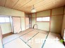 ～２面採光の明るいお部屋～
・和室は２面採光とする事で穏やかな陽の入る明るい空間となっております。
・くつろぎのプライベート時間を明るい空間で穏やかにお過ごしいただけます。
