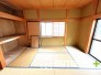 ～「和みの部屋」和室をご用意～
・ゴロンと寝転がったり、お子様のいるご家庭ではお子様を寝かしつけたり、などご活用いただける和室をご用意。
・やはり畳の香りは心が落ち着きますね。
