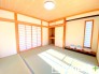 ～「和みの部屋」和室をご用意～
・ゴロンと寝転がったり、お子様のいるご家庭ではお子様を寝かしつけたり、などご活用いただける和室をご用意。
・やはり畳の香りは心が落ち着きますね。
