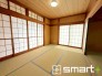 ～２面採光の明るいお部屋～
・和室は２面採光とする事で穏やかな陽の入る明るい空間となっております。
・くつろぎのプライベート時間を明るい空間で穏やかにお過ごしいただけます。
