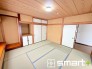 ～「和みの部屋」和室をご用意～
・ゴロンと寝転がったり、お子様のいるご家庭ではお子様を寝かしつけたり、などご活用いただける和室をご用意。
・やはり畳の香りは心が落ち着きますね。
