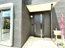 ～お住まいの顔「玄関」～
・毎日お出かけの際もご帰宅の際も通る玄関。
・ドアの交換や鍵の交換・追加などもお気軽にご相談くださいませ。
