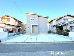 ~一条工務店施工 新築未入居住宅~
・屋根一体型太陽光パネルで大容量発電。
・駐車3台以上可能は広々とした敷地。