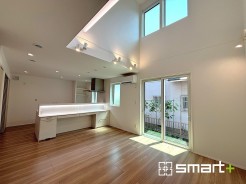 ~穏やかな陽の入るLDK~
・大きな吹抜けのあるLDKは陽当りも良好で明るい空間となっております。
・ご家族団らんなど過ごす時間の多いLDKが明るいのは嬉しいポイントですね。