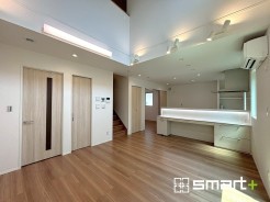 ~ナチュラルな色彩のLDK~
・自然な風合いの色味で纏められたLDKは家具のコーディネートもしやすくなっております。
・どんなインテリアにするか、考えるだけでも楽しくなりますね。