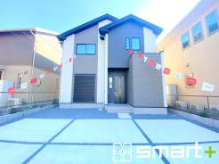 ~モダンな印象の外観~
・ホワイトカラーに木目調をアクセントとしたことで温かみのある落ち着いた印象の外観。
・木目調の外壁アクセントは幅広いテイストにマッチし、高級感を与えてくれますね。