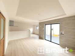 ~穏やかな陽の入るLDK~
・大きな窓のあるLDKは陽当りも良好で明るい空間となっております。
・ご家族団らんなど過ごす時間の多いLDKが明るいのは嬉しいポイントですね。