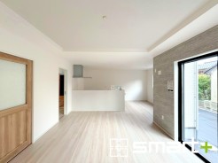 ~折り上げ天井のあるLDK~
・一部天井を高くする折り上げ天井を配する事で縦への空間が生まれ、開放感のある広々とした仕様に。
・ぜひ現地でその魅力をご体感くださいませ。