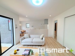 ~穏やかな陽の入るLDK~
・大きな窓のあるLDKは陽当りも良好で明るい空間となっております。
・ご家族団らんなど過ごす時間の多いLDKが明るいのは嬉しいポイントですね。
(1号棟)