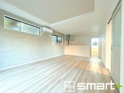 ~日当り良好のLDK~
・窓からたっぷりの陽光が差し込む明るいリビングで寛ぎのひと時を。
・柔らかみのあるナチュラルカラーで、家具やカーテンの色も選びやすいです。