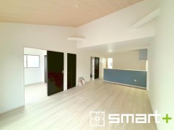 ~ゆとりある広さのLDK~
・和やかな光に包まれるLDKは広々18.5帖。家族団欒で賑わう癒しの空間。
・柔らかみのあるナチュラルカラーで、家具やカーテンの色も選びやすいです。