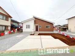 ~明るさを感じる外観~
・外壁は2トーンカラーを採用し、デザイン性に優れた見た目となっております。
・帰宅した際にホッと感じるような飽きのこない外観。ぜひ現地でご確認くださいませ。
(1号棟)