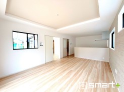 ~折り上げ天井のあるLDK~
・一部天井を高くする折り上げ天井を配する事で縦への空間が生まれ、開放感のある広々とした仕様に。
・ぜひ現地でその魅力をご体感くださいませ。
(1号棟)