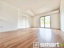 ~穏やかな陽の入るLDK~
・大きな窓のあるLDKは陽当りも良好で明るい空間となっております。
・ご家族団らんなど過ごす時間の多いLDKが明るいのは嬉しいポイントですね。