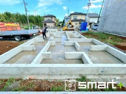 ~ベタ基礎でしっかりとした土台~
・コンクリートの中に鉄筋を配し強度を高めた「ベタ基礎」を採用。
・しっかりとした土台を造ったうえで、その上に建物が築造されていきます。