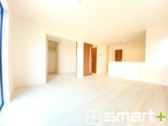 ~家族団らんにピッタリの広々リビング~
・穏やかな陽だまりに包まれる居心地の良いLDKは、ご家族が集まる憩いのスペースに。
・隣接の洋室を続き間として利用すれば18帖の広々空間になります。