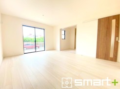 ~穏やかな陽の入るLDK~
・大きな窓のあるLDKは陽当りも良好で明るい空間となっております。
・ご家族団らんなど過ごす時間の多いLDKが明るいのは嬉しいポイントですね。