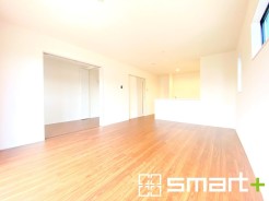 ~家族団らんにピッタリの広々リビング~
・穏やかな陽だまりに包まれる居心地の良いLDKは、ご家族が集まる憩いのスペースに。
・隣接の洋室を続き間として利用すれば19帖超の広々空間になります。