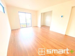 ~穏やかな陽の入るLDK~
・大きな窓のあるLDKは陽当りも良好で明るい空間となっております。
・ご家族団らんなど過ごす時間の多いLDKが明るいのは嬉しいポイントですね。