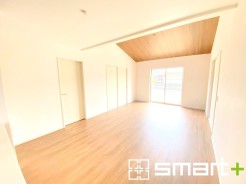 ~日当り良好のLDK~
・たくさんの窓からたっぷりの陽光が差し込む明るいリビングで寛ぎのひと時を。
・出来立てのお料理を運ぶのにも、食器の後片付けもラクラクなカウンターキッチン。