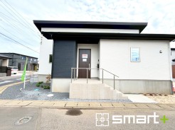 ~スタイリッシュな外観~
・重厚感のあるネイビーと清潔感のあるホワイトの組み合わせが、洗練されたクールな雰囲気を醸し出しています。
・すっきりと洗練された印象のお住まいになりますね。