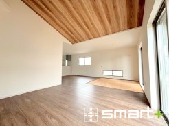 ~日当り良好のLDK~
・たくさんの窓からたっぷりの陽光が差し込む明るいリビングで寛ぎのひと時を。
・出来立てのお料理を運ぶのにも、食器の後片付けもラクラクなカウンターキッチン。