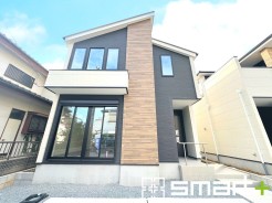 ~モダンな印象の外観~
・木目調の外壁アクセントは幅広いテイストにマッチし、住まいに温かみを与えてくれる人気のデザイン。
・見た目に重厚感が生まれ、高級感のある仕様となっております。