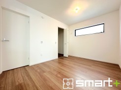 ~便利なファミリークローク付き~
・リビングには家族の衣類や小物を一ヵ所にまとめて収納できる便利なファミリークローゼット付き。
・季節ものや小物類なども整理整頓しやすく生活空間が広がりますね。