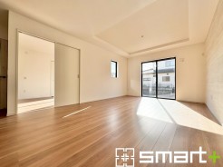 ~家族団らんにピッタリの広々リビング~
・自然の光が降り注ぐ明るいLDKは家族団らんにピッタリ。
・隣接の洋室を続き間として利用すれば22帖超の広々空間になります。