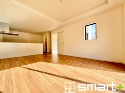 ~穏やかな陽の入るLDK~
・穏やかな陽だまりに包まれる居心地の良いLDKは、ご家族が自然と集まる憩いのスペースに。
・家事をしながらご家族との会話が楽しめる人気のカウンターキッチンも魅力。