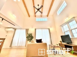 ~吹抜けのあるLDK~
・LDKに吹抜けを配する事で縦への空間が生まれ、開放感のある広々とした仕様に。
・ご来客の際なども自慢できるような高級仕様のLDKとなっております。
(A号棟)