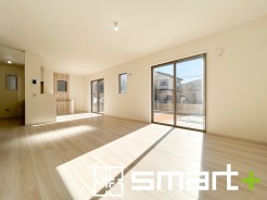 ~穏やかな陽の入るLDK~
・大きな窓のあるLDKは陽当りも良好で明るい空間となっております。
・ご家族団らんなど過ごす時間の多いLDKが明るいのは嬉しいポイントですね。