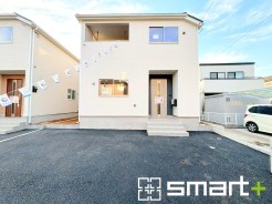 ~シンプルかつオシャレな白い外観~
・外壁をホワイトカラーにする事でクラシカルな印象の外観になりますね。
・高級感も出るので毎日家に帰るのが誇らしくなります。ぜひ現地でご確認くださいませ。
(2号棟)