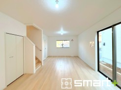 ~ナチュラルな色彩のLDK~
・自然な風合いの色味で纏められたLDKは家具のコーディネートもしやすくなっております。
・どんなインテリアにするか、考えるだけでも楽しくなりますね。
(2号棟)